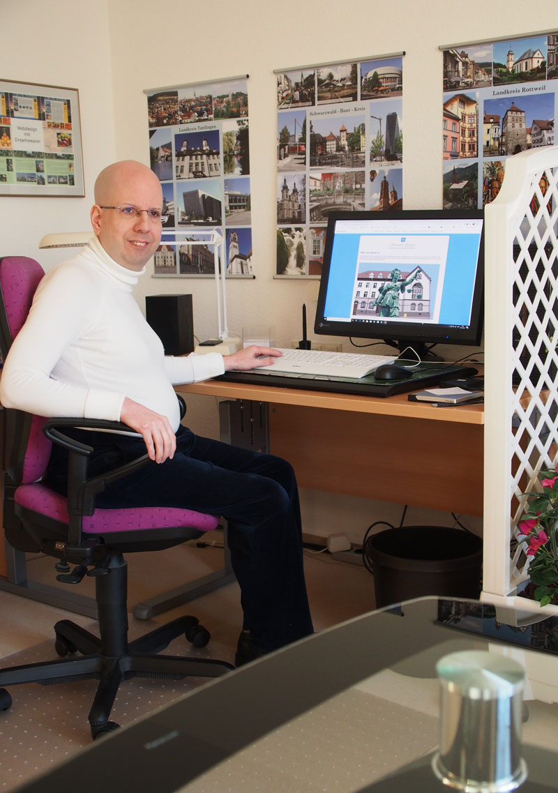 Alexander Reichert im Januar 2020 in seinem Büro und Atelier für das Design von Grafik, Web und Video.