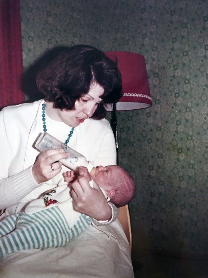 Meine Frau gibt Sohn Alexander 1973 in Nürnberg sein Fläschchen.