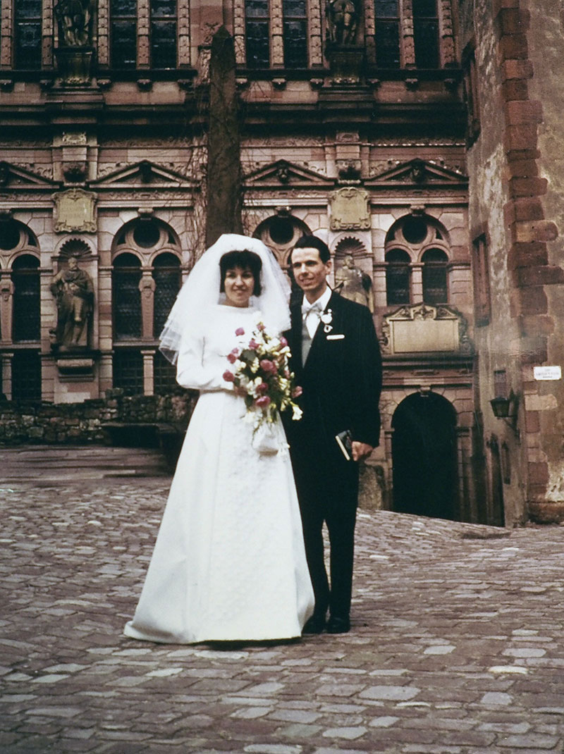 Nach unserer kirchlichen Trauung 1968 in der Kapelle des Heidelberger Schlosses.