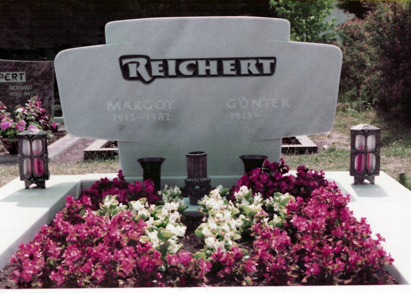 Das Grab meiner Eltern auf dem Friedhof Köln-Rath. Meine Mutter Margot Reichert ist zu diesem Zeitpunkt schon beerdigt, mein Vater auf dem Grabstein erst vorgemerkt.